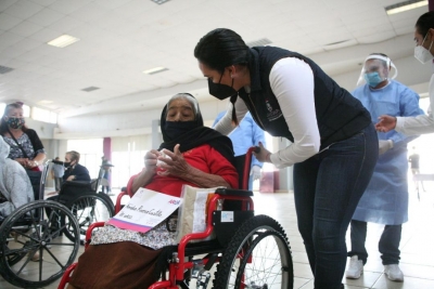 Adriana y fundación “Vamos México” entregaron apoyos para personas discapacitadas