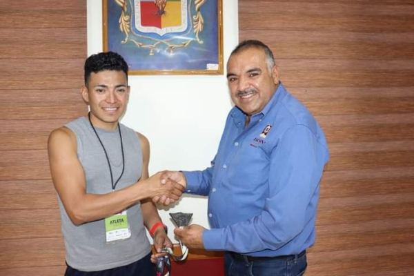 El Alcalde Isidoro Mosqueda Estrada recibió al atleta y campeón maratonista Eduardo Acuña Zamudio