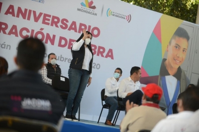 Adriana cumple su palabra y entrega techumbre en Cobaem Jacona