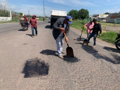 Atienden solicitud ciudadana de bacheo en Libramiento Sur Jacona