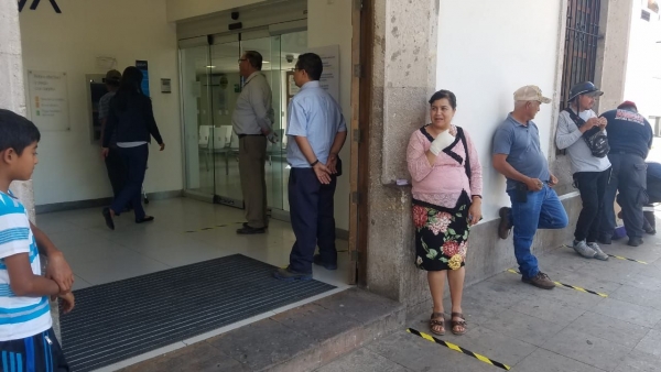 IMPLEMENTAN SEÑALÉTICA PARA RESPETAR DISTANCIA EN BANCOS DE JACONA