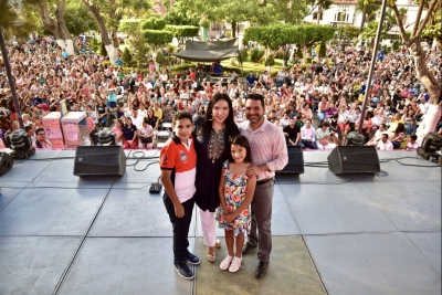 CERCA DE 3 MIL MUJERES FESTEJARON CON ADRIANA EL DÍA DE LAS MADRES