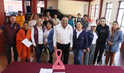 Alcalde entrega apoyos a mujeres con cáncer