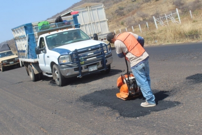 CONTINÚAN LAS ACCIONES DE BACHEO EN CARRETERA JACONA-LOS REYES