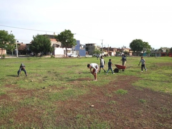 REALIZAN LABORES DE LIMPIEZA EN CANCHA DE FÚTBOL VASCO DE QUIROGA DE JACONA