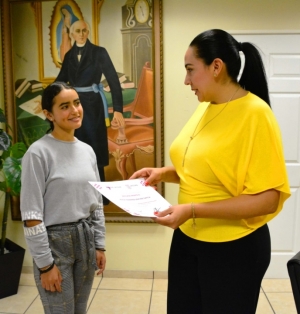 ADRIANA RECONOCE Y  FELICITA A NIÑA DIFUSOR JACONA 2019