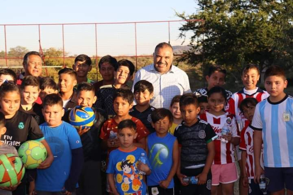 Entrega de balones de futbol a niños y jóvenes