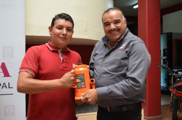 El Alcalde Isidoro Mosqueda Estrada entregó herramientas a personal del Ayuntamiento encargado de las labores de servicio mecánico