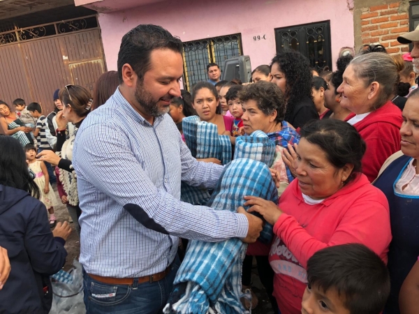 CONTINÚA ENTREGA DE COBIJAS POR PARTE DEL DIF JACONA Y AYUNTAMIENTO.