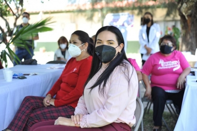 Adriana Campos concientiza a mujeres de El Platanal contra el cáncer de mama