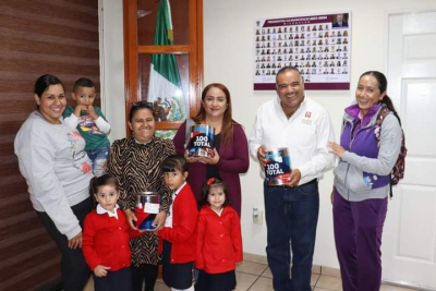 El Alcalde Isidoro Mosqueda Estrada entregó pintura a directivos y madres de familias del Jardín de Niños “Matilde Rodríguez Cabo” de El Platanal