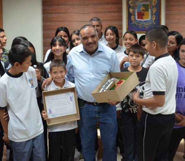 Recibe Isidoro Mosqueda a alumnos de primaria