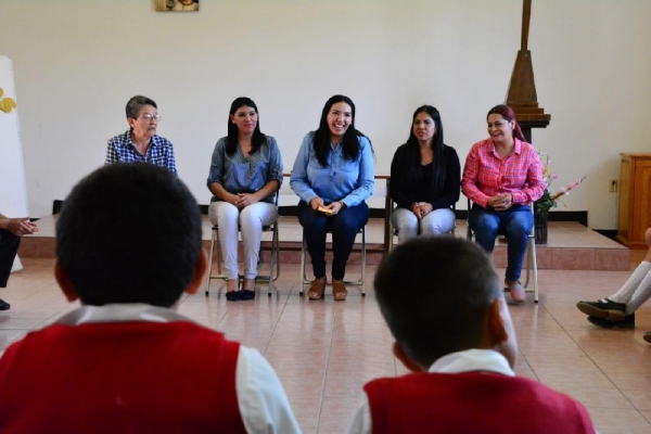 ESTUDIANTES DEL ANA MARÍA GÓMEZ RECIBEN APOYO DEL GOBIERNO MUNICIPAL