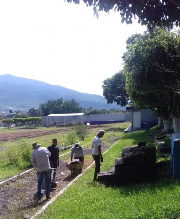 Atienden petición de apoyo para limpieza de cancha de fútbol en El Platanal