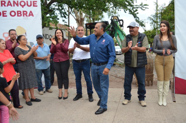 Alcalde da arranque a pavimentación de calle El Toreo