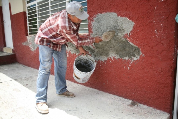 Trabajos de mantenimiento y conservación en escuela Lázaro Cárdenas de Jacona