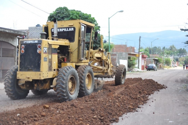 Rehabilitan caminos de Montebello y La Lomita en Jacona