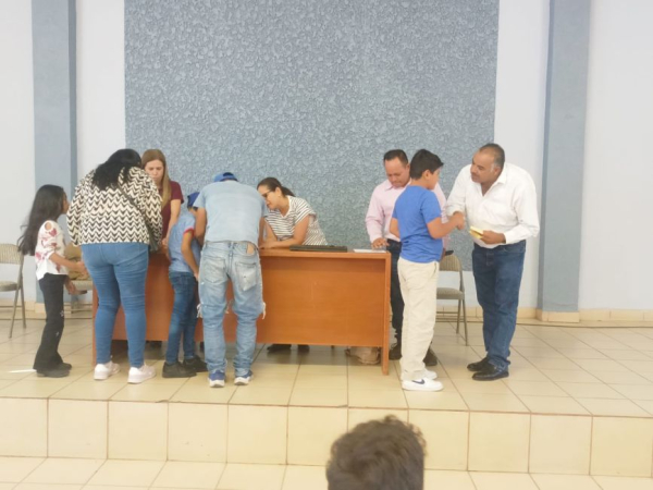 Entrega Isidoro Mosqueda becas a hijos de trabajadores sindicalizados