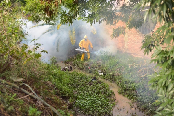 CONTINÚAN LABORES DE FUMIGACIÓN EN JACONA PARA COMBATIR DENGUE