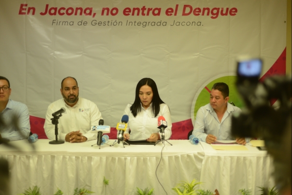 ADRIANA FIRMA CONVENIO DE GESTIÓN INTEGRADA CONTRA EL DENGUE EN JACONA