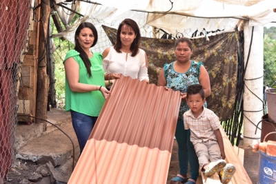 GOBIERNO DE JACONA ENTREGÓ LÁMINAS A FAMILIA DE ESCASOS RECURSOS