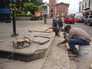 Trabajos de mejora con obras de albañilería en Plaza Principal Jacona