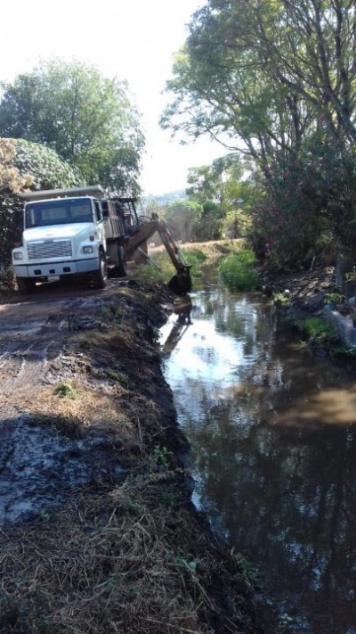 Hacen trabajos de desazolve al canal de Tamandaro en Jacona