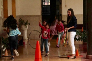 REINA DE JACONA REGALÓ SONRISAS A NIÑAS DE CASA HOGAR