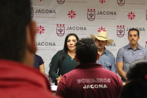 ADRIANA ENTREGÓ UNIFORMES A PROTECCIÓN CIVIL Y BOMBEROS DE JACONA