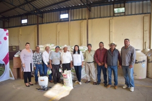 ADRIANA ENTREGA APOYOS A PRODUCTORES AGRÍCOLAS