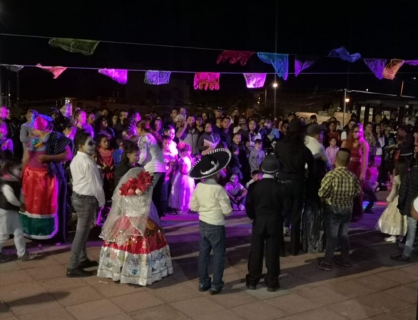 El Gobierno Municipal de Jacona en coordinación con la mesa directiva Lomas Universidad y el enlace Municipal de esta colonia José Luis Torres Vega, llevaron a cabo la Noche de Muertos en este Municipio la cual fue todo un éxito.”