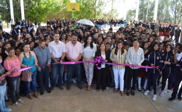 ALCALDESA ADRIANA INAUGURA TECHUMBRE EN SECUNDARIA 2