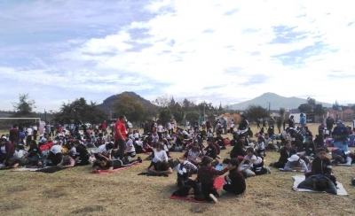 MADRES Y ALUMNOS DE ESCUELA MARIANO MATAMOROS JACONA PARTICIPAN EN MATROGIMNASIA