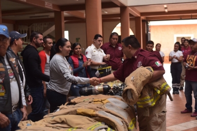 DOTAN DE UNIFORMES Y EQUIPO A BOMBEROS DE JACONA