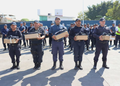 Alcalde Isidoro Mosqueda entrega uniformes a Seguridad Pública