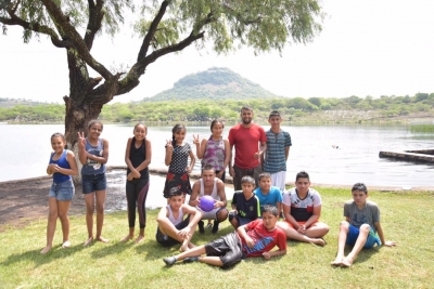 ESTUDIANTES DE ARIO DE RAYÓN, ADMIRARON BELLEZA DE LA PRESA DE LA LUZ