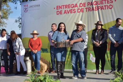 APOYA ADRIANA CAMPOS A FAMILIAS CON ENTREGA DE AVES DE TRASPATIO