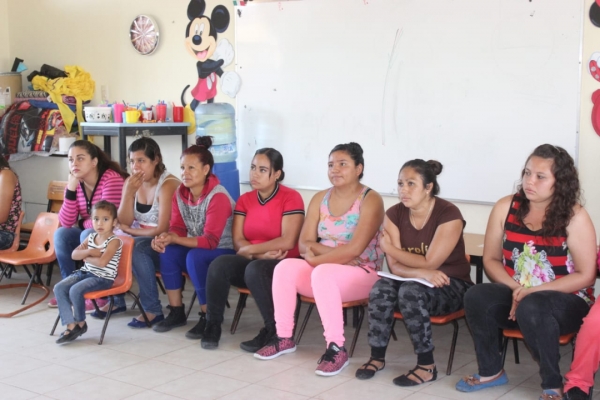 DIF JACONA CAPACITA A VOLUNTARIAS DE COMEDORES