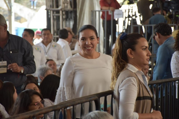 ASISTE ADRIANA CAMPOS A VISITA DE AMLO EN ZACAPU