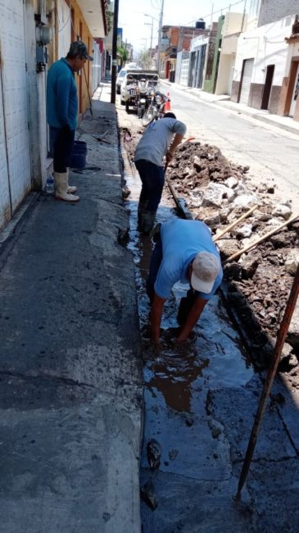 SAPAJ atendió el problema de fuga de agua en la calle Emilio Carranza.