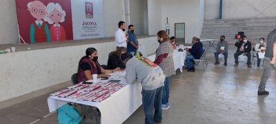 Fluyen apoyos para adultos mayores con la entrega de tarjetas del Bienestar