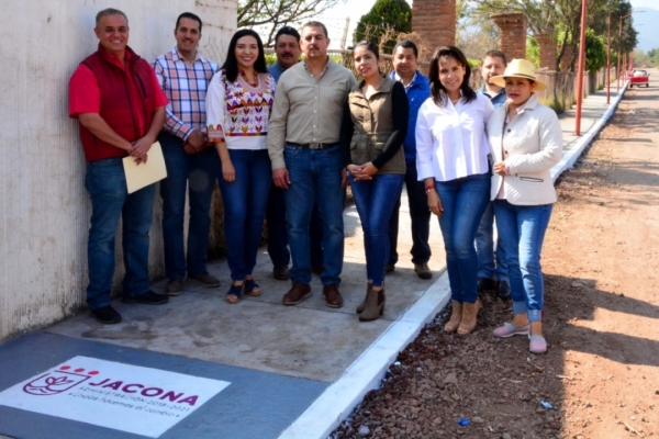 GOBIERNO MUNICIPAL ENTREGA BANQUETA EN EL ACCESO A LA COLONIA MIGUEL HIDALGO