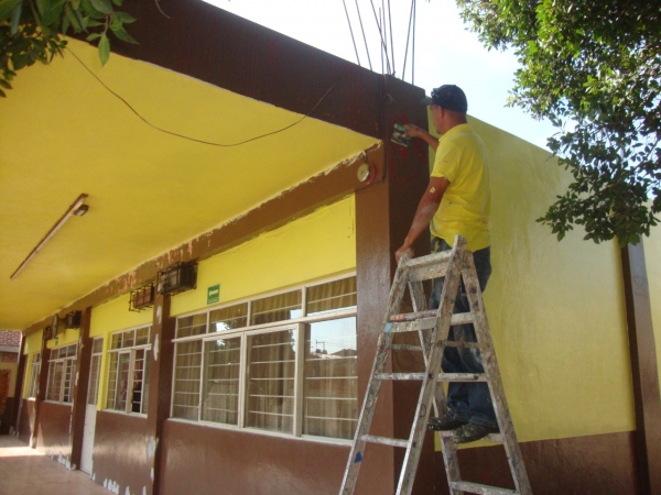 PINTAN E IMPERMEABILIZAN EN LA ESCUELA 18 DE MARZO DE JACONA