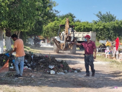 El Gobierno Municipal de Jacona, encabezado por el Presidente Isidoro Mosqueda, realizó labores de limpieza en el Panteón