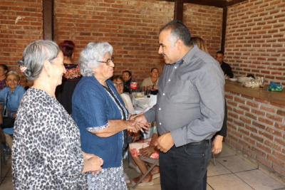 El Presidente Municipal Isidoro Mosqueda Estrada convivió con integrantes de los clubes del Adulto mayor