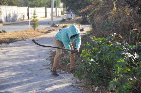 Trabaja brigada de limpieza en ríos y canales de Jacona