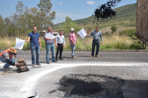 JACONA LE ENTRA AL BACHEO EN CARRETERA ESTATAL