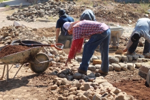 REALIZAN EMPEDRADO EN ACCESO A COLONIA TRASIERRA