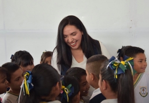 ADRIANA ENTREGA TECHUMBRE EN PRIMARIA RICARDO FLORES MAGÓN