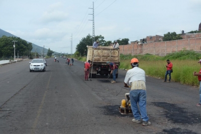 Jacona brinda mantenimiento al tramo carretero a Los Reyes